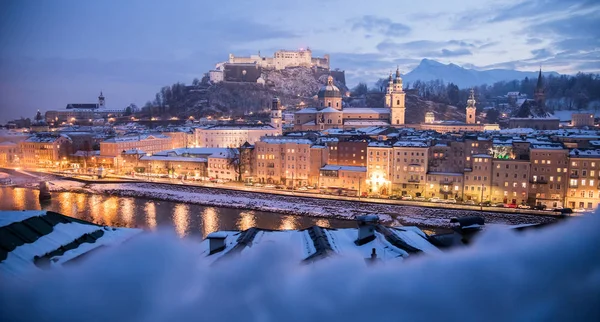 Ciudad vieja de Salzburgo en Navidad, nevado por la noche, Austr — Foto de Stock