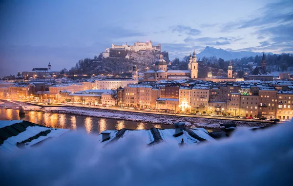 Salzburgo cidade velha na época do Natal, nevado à noite, Austr — Fotografia de Stock