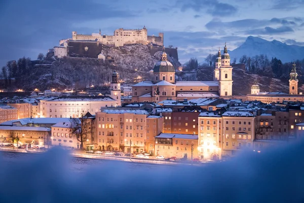 Noel zamanı, akşam, Austr karlı, Salzburg eski şehir — Stok fotoğraf