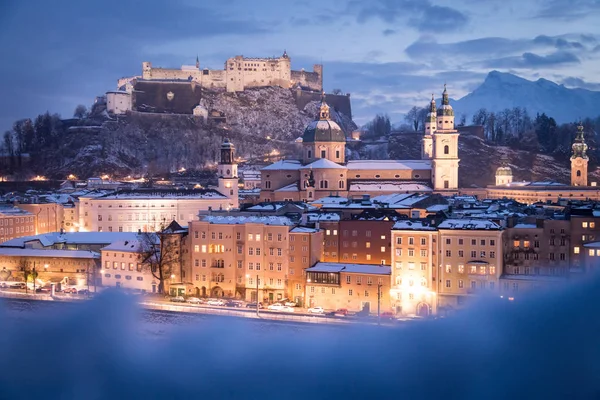 Noel zamanı, akşam, Austr karlı, Salzburg eski şehir
