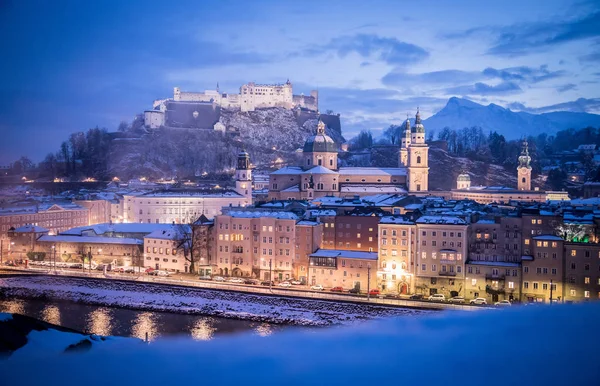 Stare Miasto Salzburg w okresie Bożego Narodzenia, snowy wieczorem, Austr — Zdjęcie stockowe