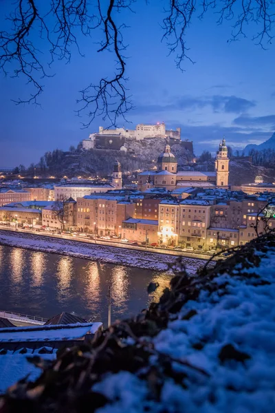 De oude stad Salzburg bij Kerstmis, besneeuwde in de avond, Austr — Stockfoto