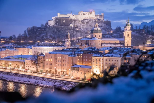 Noel zamanı, akşam, Austr karlı, Salzburg eski şehir — Stok fotoğraf