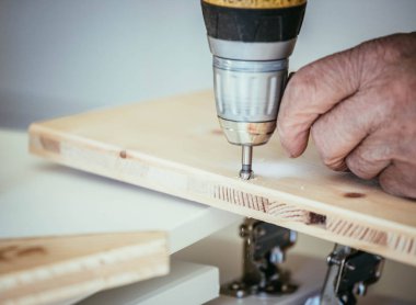 Usta ahşap matkap ile sondaj