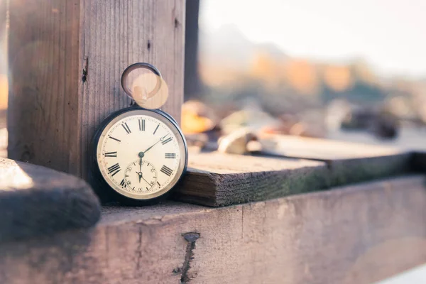 El tiempo pasa: reloj vintage al aire libre, de mano; madera y hojas — Foto de Stock