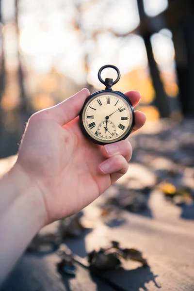 Tiden går: vintage klocka utomhus, handhållna; trä och löv — Stockfoto