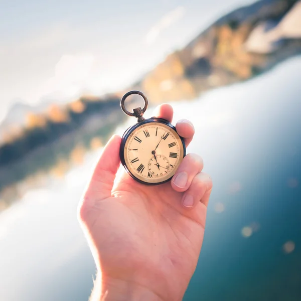 Reloj vintage de mano, vista otoñal con lago y árboles en el —  Fotos de Stock