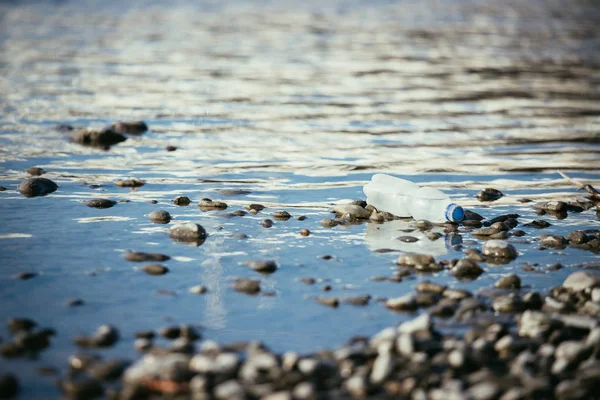 Poluição ambiental: garrafa de plástico na praia — Fotografia de Stock