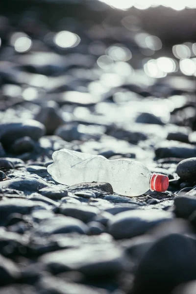 Znečištění životního prostředí: plastová láhev na pláži — Stock fotografie