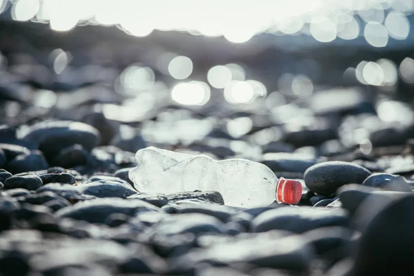 Poluição ambiental: garrafa de plástico na praia — Fotografia de Stock