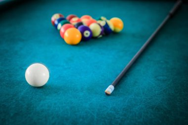 Bilardo bir bar, sıra ve zaman bırakma masaya topları