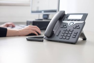Klasik siyah telefon ofis, müşteri desteği ve te