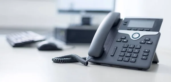 Klassisches schwarzes Telefon im Büro, Kundenbetreuung und — Stockfoto