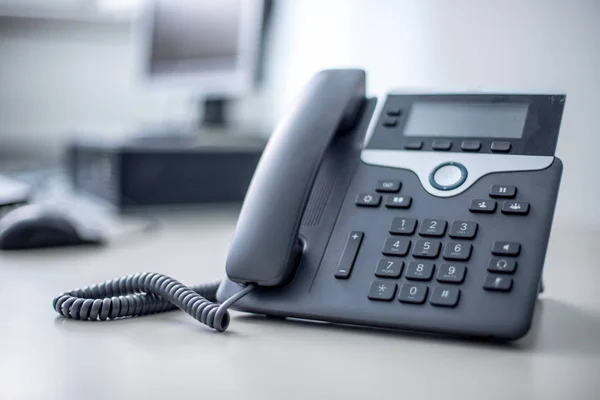 Klassisches schwarzes Telefon im Büro, Kundenbetreuung und — Stockfoto