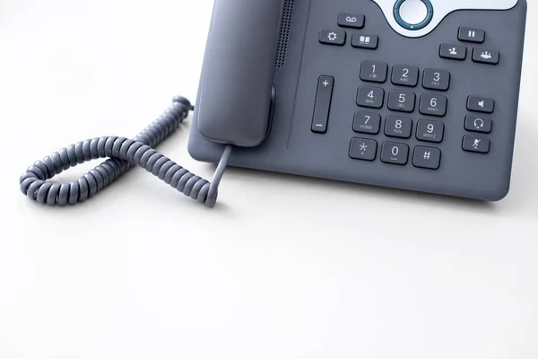 Clássico telefone preto no escritório, suporte ao cliente e te — Fotografia de Stock