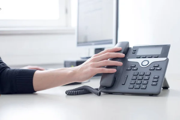 Clássico telefone preto no escritório, suporte ao cliente e te — Fotografia de Stock