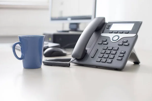 Klassisches schwarzes Telefon im Büro, Kundenbetreuung und — Stockfoto