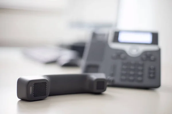 Классический черный телефон в офисе, поддержка клиентов — стоковое фото