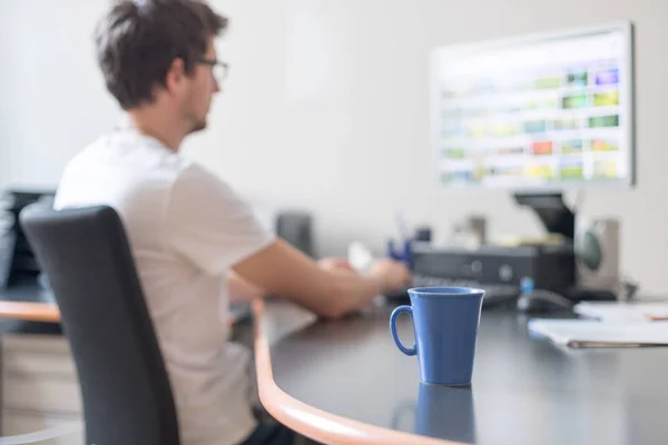 Freelancer por la mañana, taza de café — Foto de Stock