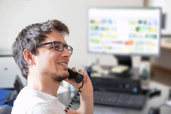 Çalışan müşterilerle telefonda konuşuyor — Stok fotoğraf