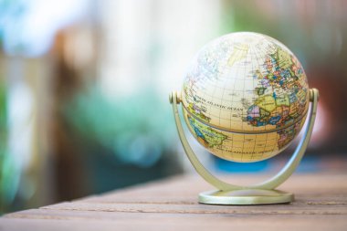 Rustik ahşap bir masa minyatür dünya modeli. Trave simgesi