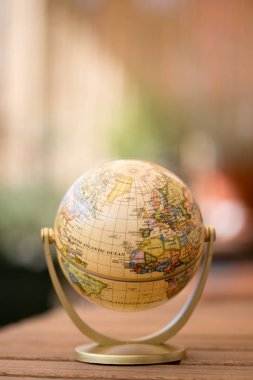 Rustik ahşap bir masa minyatür dünya modeli. Trave simgesi