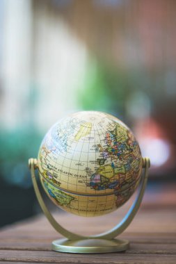 Rustik ahşap bir masa minyatür dünya modeli. Trave simgesi