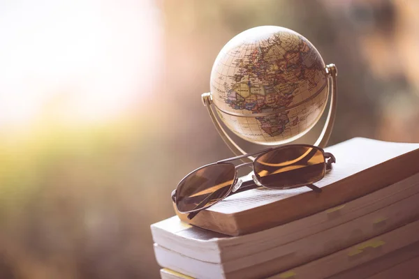 Planeando el próximo viaje: Globo en miniatura y gafas de sol en s — Foto de Stock