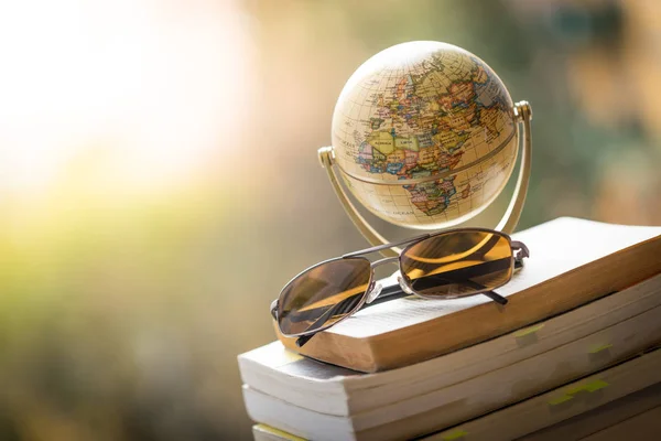 Planeando el próximo viaje: Globo en miniatura y gafas de sol en s — Foto de Stock