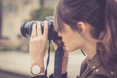 Genç kadın turist kız onu kamera ile çekim alıyor