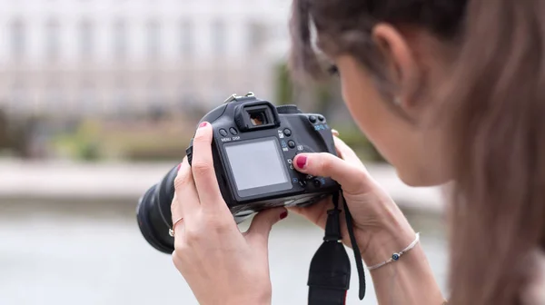 Junge Touristin macht Aufnahmen mit ihrer Kamera — Stockfoto