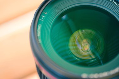 Profesyonel optik fotoğraf lens açık havada. Sıcak renkler, bulanık arka