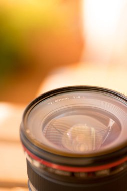 Profesyonel optik fotoğraf lens açık havada. Sıcak renkler, bulanık arka