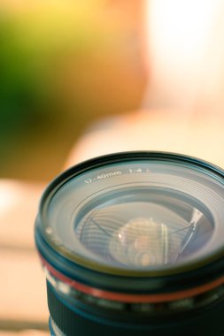 Profesyonel optik fotoğraf lens açık havada. Sıcak renkler, bulanık arka