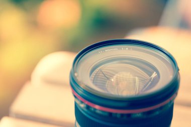 Profesyonel optik fotoğraf lens açık havada. Sıcak renkler, bulanık arka