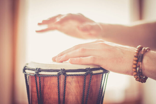 Играю на барабане. Отрезанные из мужских, включая руки, которые играют в
