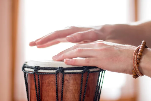 Tocando el tambor. Cortado de manos masculinas que están jugando en —  Fotos de Stock