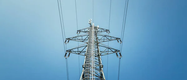 Close up van elektrische toren en blauwe hemel. Hernieuwbare energie en — Stockfoto