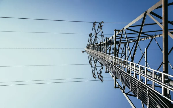 Close up van elektrische toren en blauwe hemel. Hernieuwbare energie en — Stockfoto