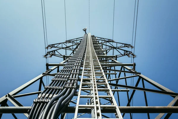 Close up van elektrische toren en blauwe hemel. Hernieuwbare energie en — Stockfoto