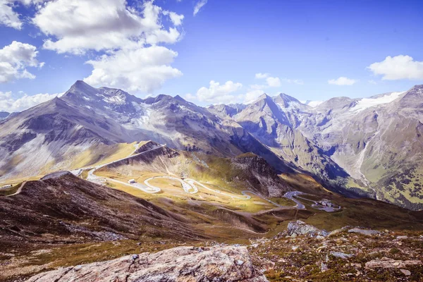 Camino de los Alpes en Primavera. Cordillera de Nati — Foto de Stock