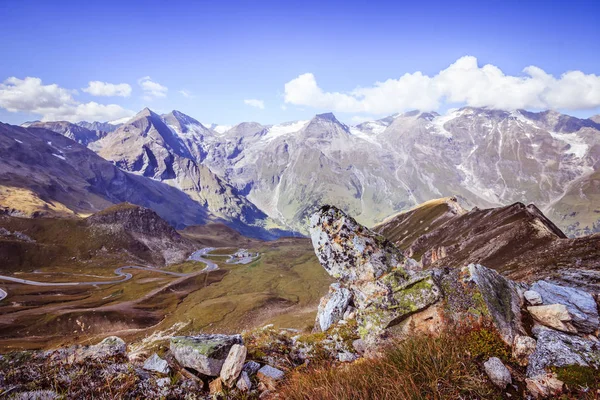 Camino de los Alpes en Primavera. Cordillera de Nati — Foto de Stock
