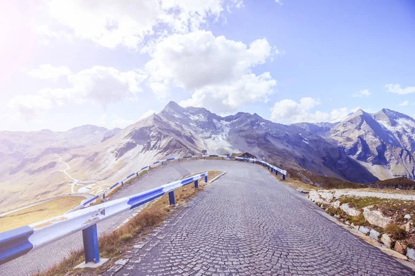 Camino de los Alpes en Primavera. Cordillera de Nati — Foto de Stock