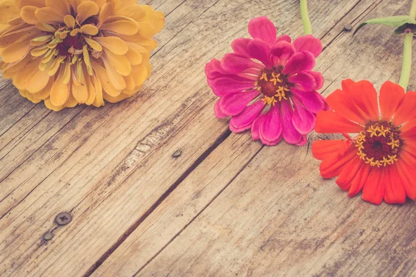 Arranjo de belas flores bonitos em uma mesa de madeira rústica . — Fotografia de Stock