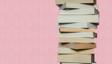 Edebiyat çalışma için: yığın kitap; pembe bir arka plan