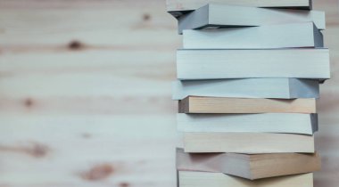 Edebiyat çalışma için: ahşap tahta üzerinde kitap yığını
