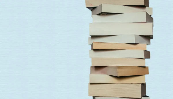 Sastra untuk studi: Tumpukan buku; latar belakang biru — Stok Foto