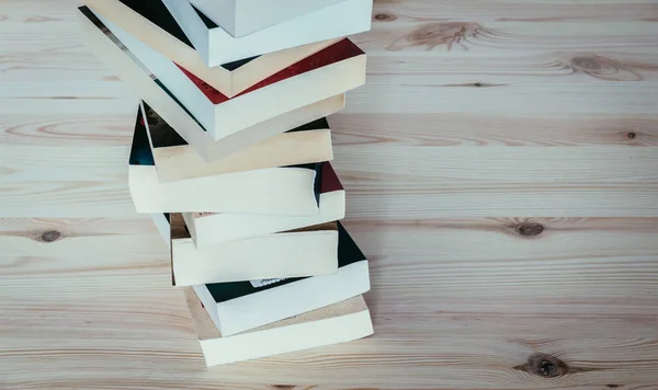 Literatura para estudo: Stack of books on wooden board — Fotografia de Stock