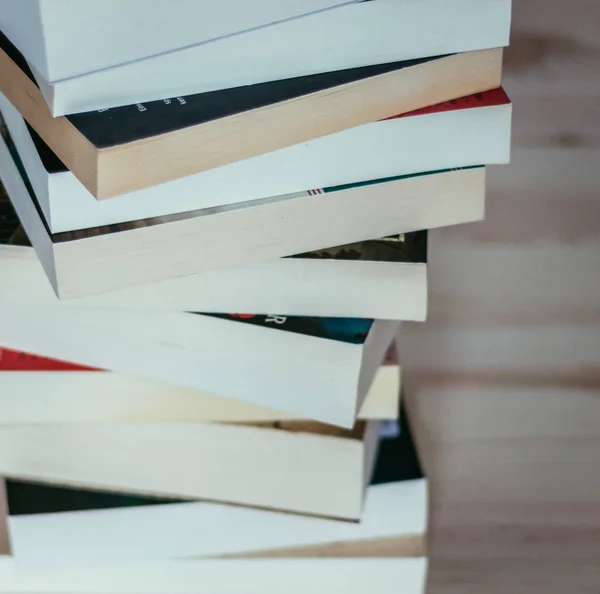 Letteratura per lo studio: Stack di libri su tavola di legno — Foto Stock