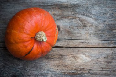 Sonbahar ve hasat: kabak rustik, ahşap tabl üzerinde yalan